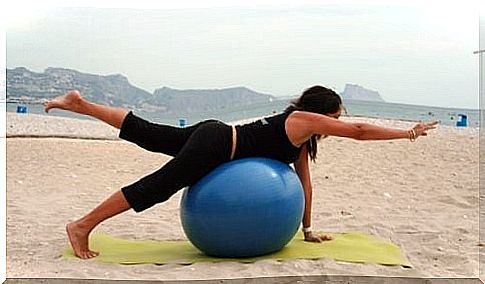 Exercises with opposite limbs, resting the belly on a ball