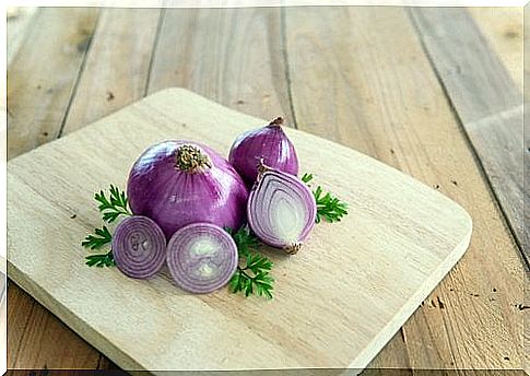 Purple onion on the cutting board