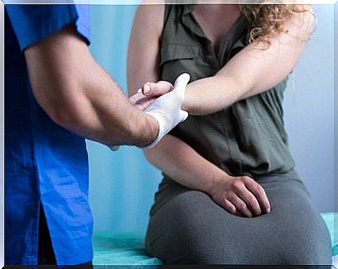 Hands: woman at a medical examination.