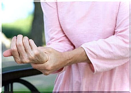 Woman with joint pain in the wrist.