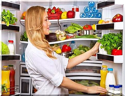 Batch cooking: woman who organizes the refrigerator.