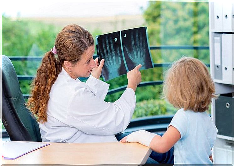 Pediatrician shows an x-ray to a child