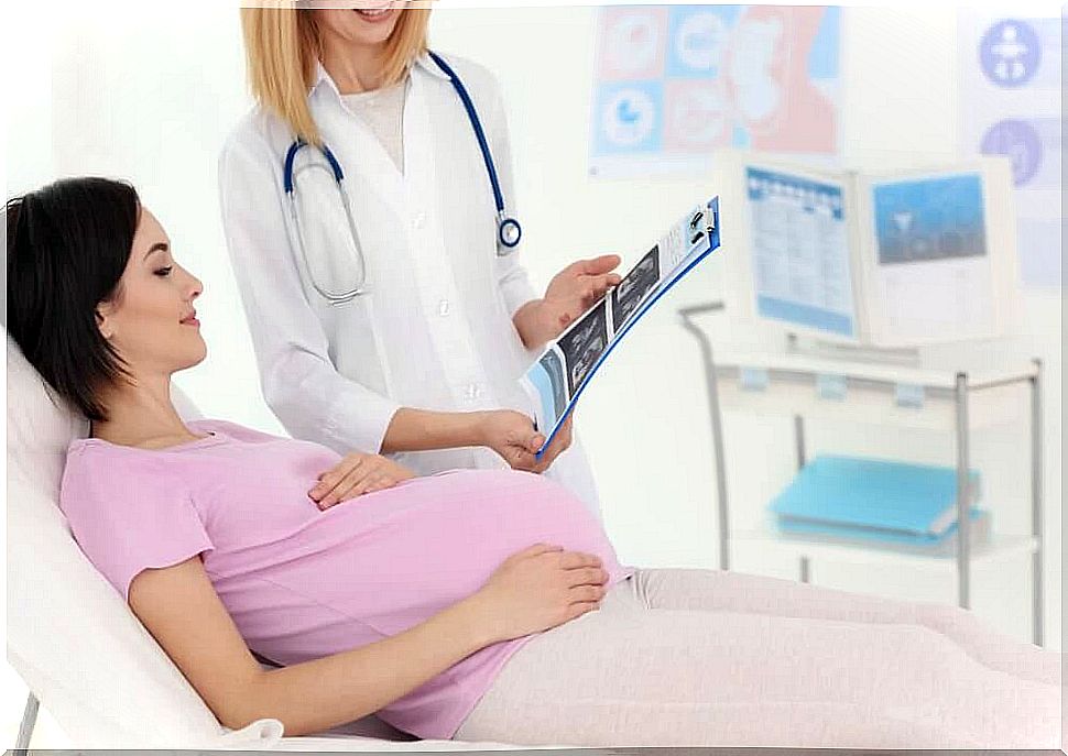 Pregnant woman talks to female doctor