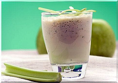 Celery and apple smoothie to fight stones