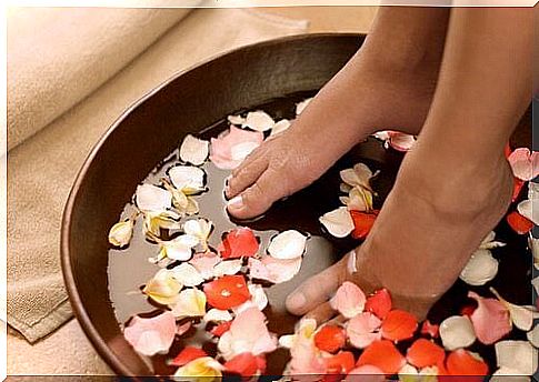 feet in cold water and petals 