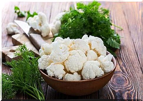 Bowl of white cauliflower.