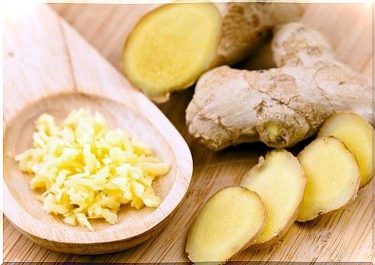 Grated and sliced ​​ginger