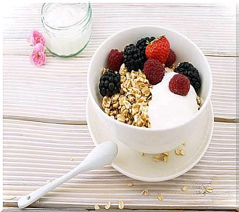 Yogurt with berries and whole grains