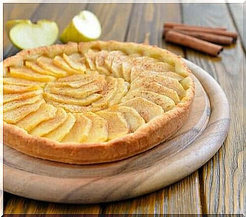 Cinnamon and apple cake