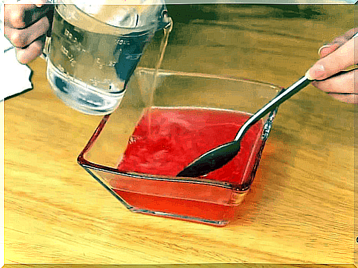 person pours liquid gelatin into a bowl