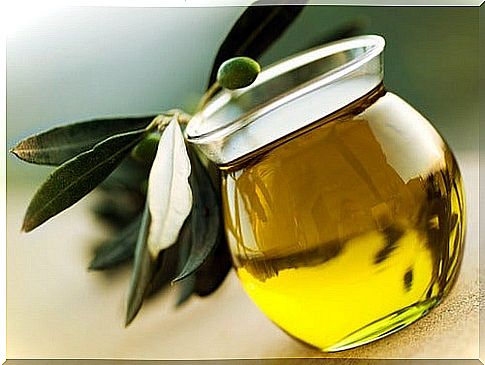 Olive oil is an excellent product for strengthening nails in a natural way