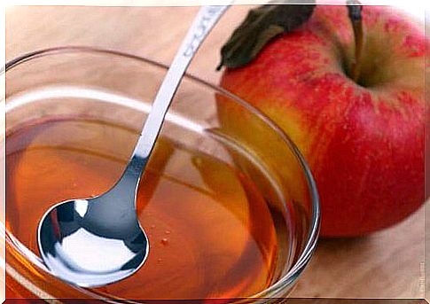 Relieve palmar hyperhidrosis with apple cider vinegar