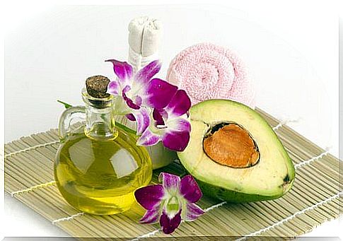 Avocado and olive oil mask to prevent wrinkles on the hands