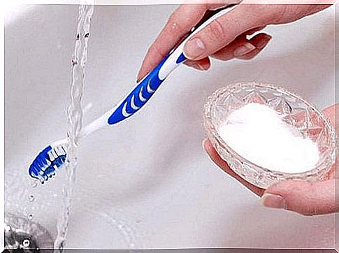 Baking soda on the toothbrush to remove tartar