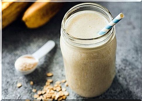 Satisfying smoothie with banana and oats