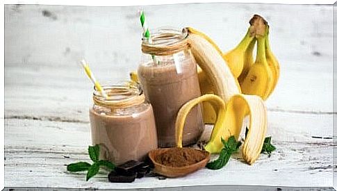 Satisfying smoothie with banana and cocoa