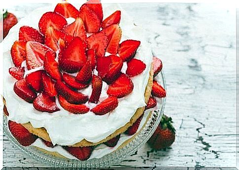 Strawberry cake with sugar-free cream