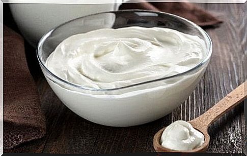 Glass bowl with yogurt cream.