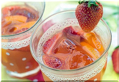 Strawberry water to detoxify the body