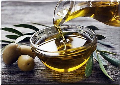 Strengthen weak nails with olive oil