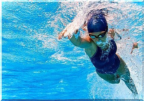 Woman swimming to lose weight