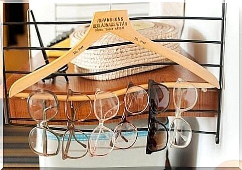 Glasses hanger