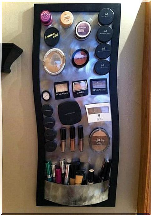 Cosmetic holder