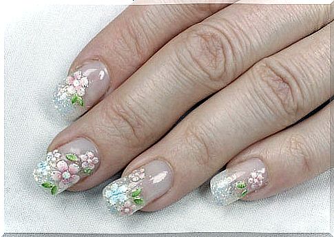 fake nails with flowers