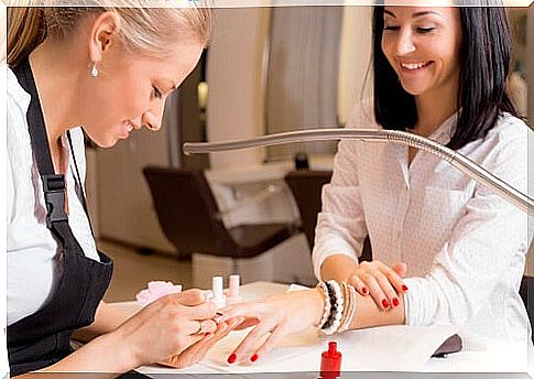 Girl doing la-manicure 